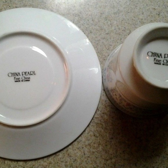 4 Footed Coffee Tea Cups 4 Saucers & 1 Creamer - Picture 7 of 7